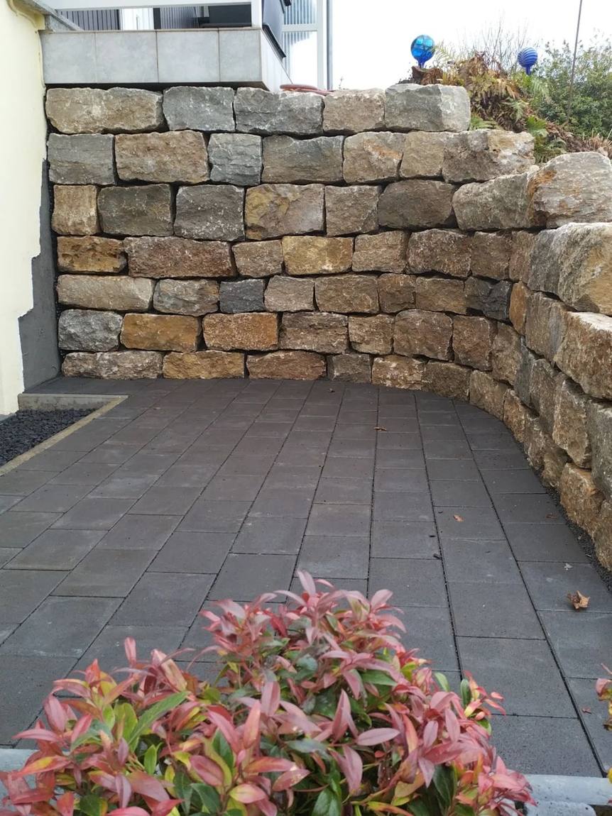 Gesetzte Natursteinmauer