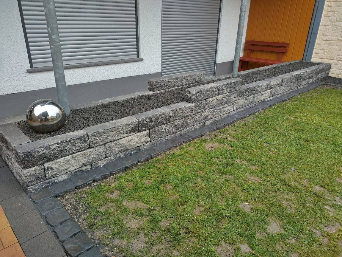 Fertige Mauer mit Abdeckung