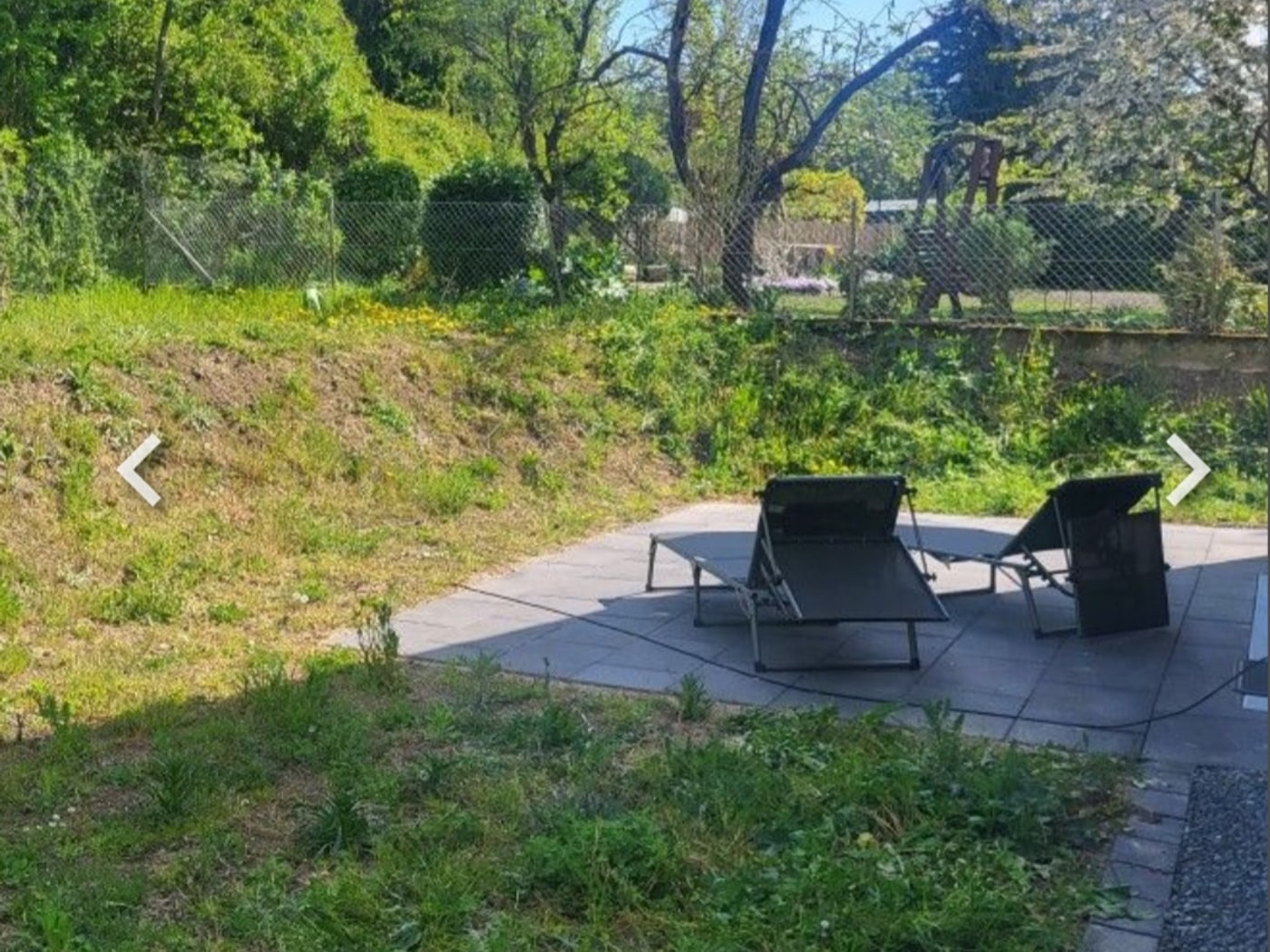 Vorher: verwilderte Böschung mit Wildwuchs neben der Terrasse